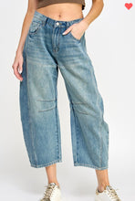 Load image into Gallery viewer, Barrel jeans
