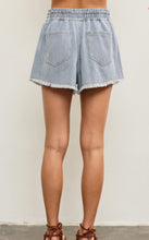 Load image into Gallery viewer, Elastic waist frayed hem shorts
