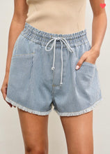 Load image into Gallery viewer, Elastic waist frayed hem shorts
