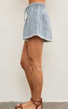 Load image into Gallery viewer, Elastic waist frayed hem shorts
