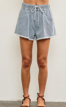 Load image into Gallery viewer, Elastic waist frayed hem shorts
